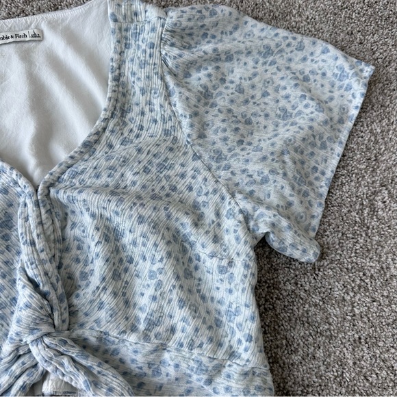 Abercrombie & Fitch Blue & White Floral Knot Crop Top, Flutter Sleeve - Large - Picture 4 of 13